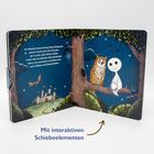 "Am liebsten besucht das kleine Gespenst seinen Freund, den Uhu Schuhu..." Eine Illustration mit Gespenst und Eule auf einem Ast.
