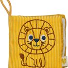 Quadratisches gelbes Stoffkissen mit aufgesticktem Löwenmotiv und Schlaufe. Goldenes Herz-Label an der Seite.