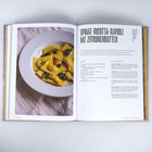 SPINAT-RICOTTA-RAVIOLI MIT ZITRONENBUTTER. Rezept mit Zutaten und Anleitung. Bild einer weißen Schale mit gelben Ravioli.