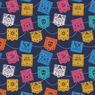 "Dia de Muertos" steht auf bunten, dekorativen Papierwimpeln in Pink, Blau, Gelb und Orange vor dunklem Hintergrund.