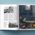 Zwei Buchseiten: Links Erklärtexte und Schwarzweißfotos zu Illinois, rechts ein Farbfoto einer belebten Stadt mit einer Hochbahn.