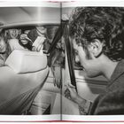 Links die Zahl 270, rechts 271. Schwarz-weiß-Foto: Eine Person sitzt im Auto, draußen Menschen mit neugierigen Blicken.