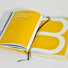 „Von der Staatsairline zum Global Player 1947–1996 Jörg Lesczenski“. Aufgeschlagenes Buch, gelbe Seiten, Lesezeichen.