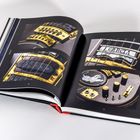 Text: "GARCIA". Buch mit Fotos von Gitarrenteilen in Goldtönen und schwarz-weißen Details.