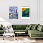 Links: "MARC CHAGALL". Rechts: Illustration mit grüner Landschaft und roter Sonne, darunter grüne Couch und Kaffeetische.