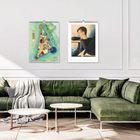 Links: “Bauhaus 2027” auf einem abstrakten Kalender. Rechts: Porträt einer Person. Beide hängen über einem grünen Sofa.