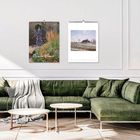 Links ein Kalender mit "Claude Monet", daneben ein Kalender mit Landschaft. Grünliche Eckcouch, Couchtische.