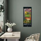 2027, ART: Werke von Kandinsky, Kahlo, Van Gogh, Klimt, Monet, Matisse. Ein Kalender hängt an einer Wand, daneben Blumen.