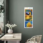 "COLOUR TRIPLETS" zeigt Papagei, Libelle und Blume. Ein heller Raum mit Tisch, Stuhl, Pflanze; Kalender an der Wand.