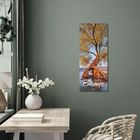 Beschriftung: "2024 TREES Bäume". Ein Kalender mit einem knorrigen Baum, an einer grünen Wand neben einem Tisch mit Vase.