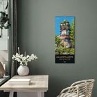 Text: "2027 Hundertwasser Architektur". Ein Kalender mit einem bunten Gebäude. Tisch mit Vase und Blumen daneben.