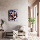 „Kitchen Art“ mit aufgeschnittenen Feigen. Wohnraum mit Bank, Kissen, Pflanzen. Helle und natürliche Einrichtung.