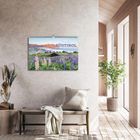 Text: "SÜDTIROL" groß und prominent. Darunter ein Bild von Alpenwiesen mit Lupinenblüten. Innenraum mit schlichter Einrichtung.