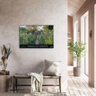 „MAGISCHE GÄRTEN“ steht auf einem Kalender an einer gemütlich eingerichteten Wand mit Pflanzen und einer Bank mit Kissen.