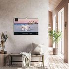 „MEERBLICKE“ steht auf einem Kalender an der Wand. Ein heller Raum mit Bank, Kissen, Pflanzen und großen Fenstern.