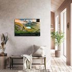 "Faszination Alpen" steht auf einem Kalender an der Wand; darunter eine Bank mit Kissen, Pflanze im Eck und helles Holzinterieur.