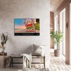 Kalender an der Wand mit dem Titel "TRAUMINSELN". Ein heller, gemütlicher Raum mit Pflanzen und Naturdekor.