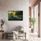 „MAGISCHE WÄLDER“ auf Kalender; heller Raum, Holzbank mit Kissen, Pflanze in Ecke, warmes Licht.