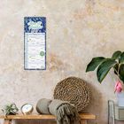 „Alles ist planbar 2023“, steht auf einem Wandkalender. Daneben Pflanzen, eine Uhr und zusammengerollte Decken.