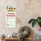 „Tierisches Familienglück“. Eine Illustration von zwei Hunden, die eine Torte auf einem Tisch tragen.