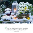 „Wieder mit Flügeln, aus Sternen gewoben, senkst du herab dich, o heilige Nacht!“ Schnee bedeckt Kerzen und Blumen.