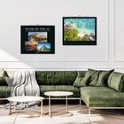 "Wunder der Welt 2027" zeigt Naturwunder-Bilder. Helle, moderne Einrichtung mit grünem Sofa und runden Tischen.