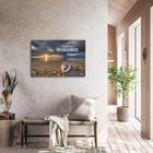 Kalender an der Wand mit dem Text "Faszination NORDSEE". Sandstrand, Muschel, Sonnenuntergang. Wohnzimmer mit Bank und Pflanzen.