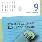 Träumen ist auch Zukunftsplanung. Kalenderblatt zeigt Donnerstag, 9. Dezember. Schreibutensilien in einer Tasche.