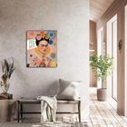 Text "REMIX" auf einem Kalender. Ein Flur mit einer Bank, Kissen und Pflanzen. Wandkalender zeigt Frida Kahlo.