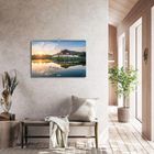 "Thailand" steht auf einem Kalender, aufgehängt in einem hellen Raum mit einem Kissen auf einer Bank und Pflanzen.