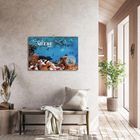 „Magie der MEERE 2024“ in einem Flur mit Bank, Pflanzen und heller, natürlicher Einrichtung an der Wand.