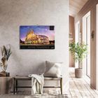 Text "ANTIKE TRAUMZIELE" unter einem Kalenderbild des Kolosseums, aufgehängt an einer modernen Wohnungswand.