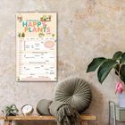 „Familienplaner HAPPY PLANTS 2023“. Wandkalender mit Pflanzenmotiv, daneben ein Tisch mit Kissen, Uhr und Pflanze.