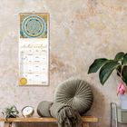 „Achtsamkeit“ steht in kunstvoller Schrift auf einem Wandkalender. Daneben eine Pflanze und runde Kissen auf einem Tisch.