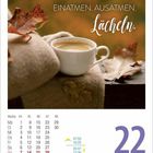 Texte: "EINATMEN. AUSATMEN. Lächeln.", "22 Montag | NOVEMBER". Bild zeigt eine Tasse Kaffee mit Herbstblättern.