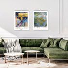 Links: „Art Poster, August Macke“. Rechts: Name „Claude Monet“. Grünes Sofa, weißer Tisch, graue Decke, weiße Wand.