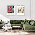 Links: "KLASSISCHE MODERNE 2027". Darunter ein Gemälde einer Person in Rot. Rechts: Gemälde mit zwei Rehen. Darunter ein grünes Sofa.