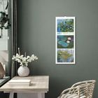 Text: "ART TRIPLETS". Ein Kalender mit drei Seerosen-Gemälden hängt an einer grünen Wand über einem Tisch mit einer weißen Vase.