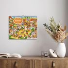 Text: "Wimmel Kalender 2024". Eine bunte Illustration von Menschen und Tieren, mit einem Kalender an der Wand.