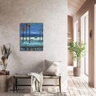 Der Text "Horizonte" auf einem Gemälde mit Palmen am Strand, in einem Raum mit heller Einrichtung und Pflanzen.