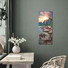 "Magische Momente im NORDEN" steht auf einem Kalender. Er zeigt eine Landschaft mit Meer, Bergen und roten Hütten an einer Wand.