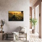 "COLOURFUL SEASONS" steht auf einem Kalender an einer Wand. Darunter ein gemütliches Holzinterieur mit Pflanze und Bank.