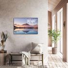 An einer Wand hängt ein Kalender mit dem Text "JAPAN", darunter eine Naturaufnahme mit Bergen und einem See. Rechts helle Fensterfront, davor eine grüne Pflanze.