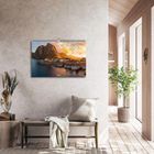 Kalender mit "Norwegen" in geschwungener Schrift, darunter Küstenlandschaft. In einem hellen, modernen Flur platziert.