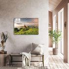 „Weinstraßen Europas 2024“; heller Raum, Sofa mit Kissen, an der Wand hängt ein Kalender mit Landschaftsmotiv.