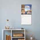 „Merkwürdig ist: In Venedigs Piazza San Marco stehen Türkentauben. Die Stadt hat diese Vögel ausgesetzt.“ Kalender an der Wand.