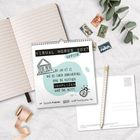 Kalenderblatt mit Text: "Im Job ist es wie bei einem Banküberfall: Ohne die richtigen Komplizen wird das nichts." Notizbuch, Stifte, Briefmarken.