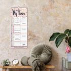 "My Timer" 2017 Kalender mit Terminen, auf hellem Textur-Hintergrund. Daneben ein Tisch mit Pflanzen und Dekoration.