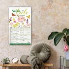 Ein Wandkalender mit "Natur Liebe 2024" und "Petra Lefin", darunter bunte Blumen und Schmetterlinge gezeichnet.