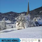 MITTLERES HÖRNLE, AMMERGAUER ALPEN, BAYERN. Verschneite Kirche vor bewaldeten Hügeln, blauer Himmel. Dezemberkalender.